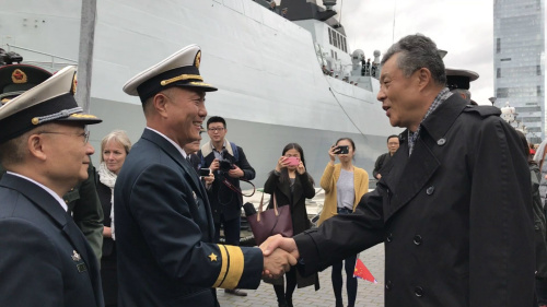 中国驻英国大使刘晓明(右)与编队指挥员王仲才握手话别。(《欧洲时报》/陈述 摄)