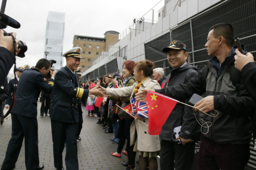 王仲才与侨胞一一握手。(《欧洲时报》/陈述 摄) 王仲才与侨胞一一握手。(《欧洲时报》/陈述 摄)