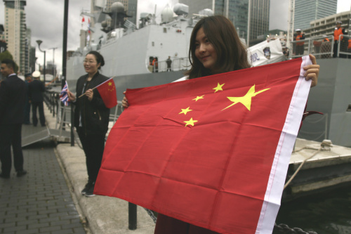 侨胞们与黄冈号合影。(《欧洲时报》/陈述 摄) 侨胞们与黄冈号合影。(《欧洲时报》/陈述 摄)
