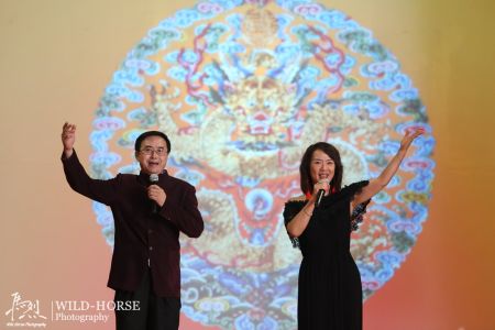 图右一：休斯敦华星艺术团副团长虞晓梅在赈灾义演上献唱。(照片来自微博 未名空间)