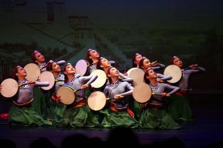 休斯敦华星艺术团在庆祝新中国68周年华诞大型文艺晚会上“热巴鼓”的精彩演出。