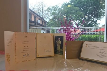 ▲ 英女皇、澳洲总督和总理分别发给马骥先生的贺卡