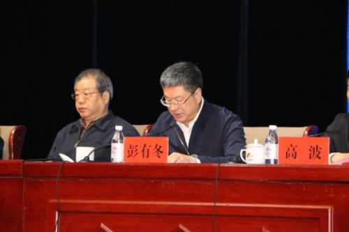 彭有冬宣读授予江门国家森林城市称号的决定。 彭有冬宣读授予江门国家森林城市称号的决定。