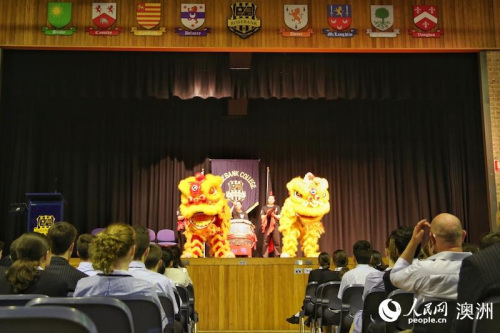 揭幕仪式上的舞狮表演。 揭幕仪式上的舞狮表演。