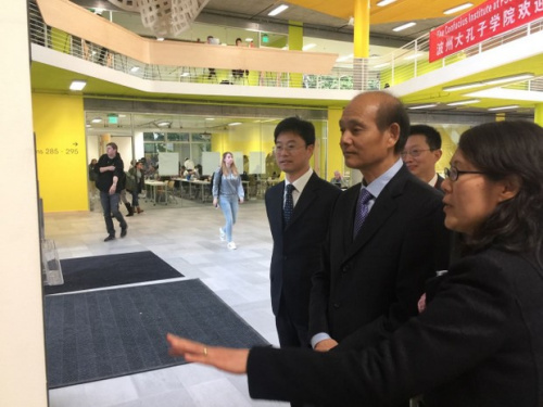 罗林泉总领事观看图片展。 罗林泉总领事观看图片展。