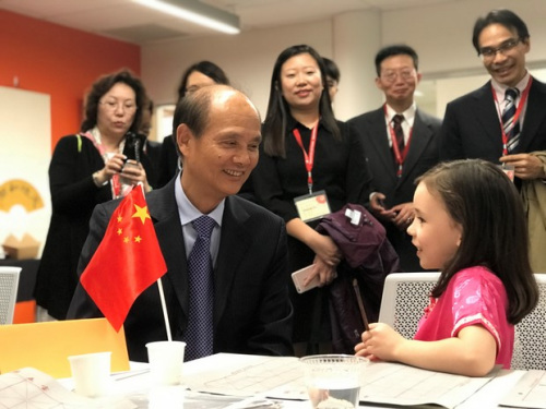 罗林泉总领事与孔院小学生互动。 罗林泉总领事与孔院小学生互动。