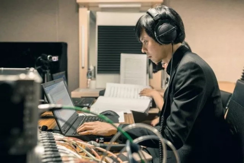 一走进录音室孙绍庭便显得气场十足(图片均来自华加微信公众号) 一走进录音室孙绍庭便显得气场十足(图片均来自华加微信公众号)