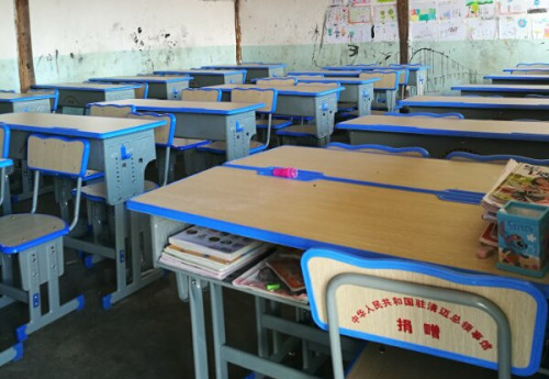 总领馆向学校捐赠课桌椅。