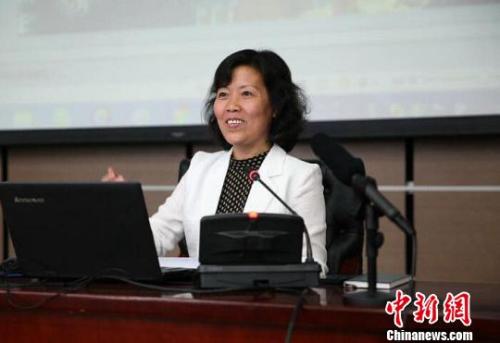 冯翠玲为全校党员师生做报告。 钟欣 摄 冯翠玲为全校党员师生做报告。 钟欣 摄