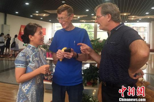 冯翠玲(左一)与外教在沟通工作。 钟欣 摄 冯翠玲(左一)与外教在沟通工作。 钟欣 摄