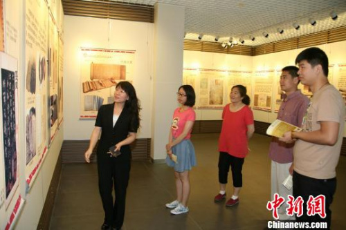 图为苏文珠为读者讲解展览内容。受访者供图 图为苏文珠为读者讲解展览内容。受访者供图
