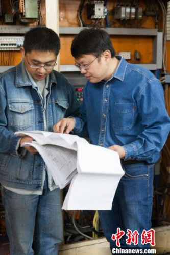 邓建军传授徒弟技术要领。江苏常州黑牡丹(集团)股份有限公司供图。 邓建军传授徒弟技术要领。江苏常州黑牡丹(集团)股份有限公司供图。