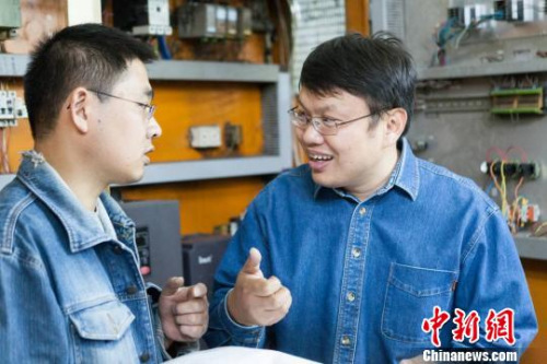 邓建军传授徒弟技术要领。 江苏常州黑牡丹(集团)股份有限公司供图。 邓建军传授徒弟技术要领。 江苏常州黑牡丹(集团)股份有限公司供图。