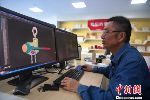 许启金在工作室中用绘图软件绘制3D模型图。　韩苏原 摄