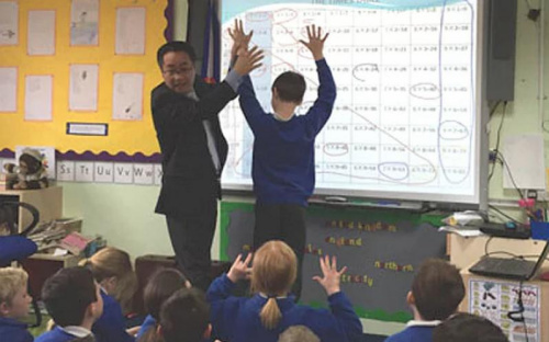 一名中国教师在英国的小学上数学课。（英国华闻网）
