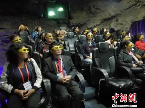 海外华文教育代表在观看《煤炭是如何形成的》4D影片。 杨杰英 摄 海外华文教育代表在观看《煤炭是如何形成的》4D影片。 杨杰英 摄