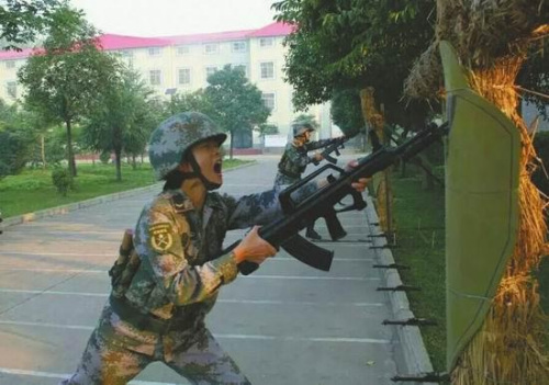 张钦在进行刺杀训练。 张钦在进行刺杀训练。