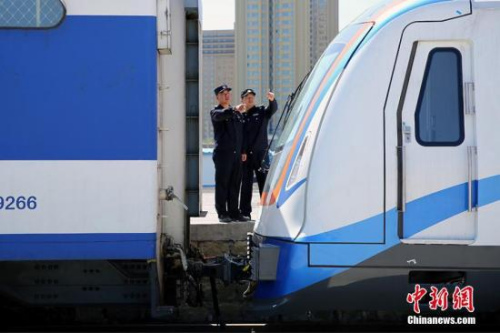 资料图：从湖南运往新疆的第一批十二辆地铁车体抵达乌鲁木齐市。据了解，乌鲁木齐地铁1号线是新疆首个地铁项目，北段力争在年底前试通车。李国贤 摄