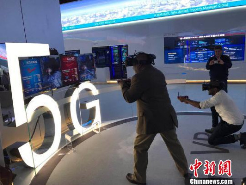 图为拉美和加勒比国家记者在深圳华为公司体验“中国制造”最新技术和产品。 肖欣 摄 图为拉美和加勒比国家记者在深圳华为公司体验“中国制造”最新技术和产品。 肖欣 摄