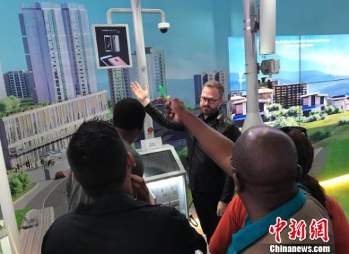 图为拉美和加勒比国家记者在深圳华为公司体验“中国制造”最新技术和产品。　肖欣 摄