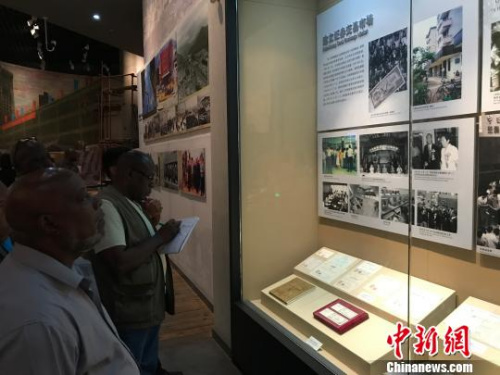 图为拉美和加勒比国家记者在深圳博物馆参观改革开放成就展。　肖欣 摄