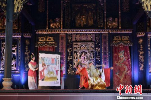 《粤剧》特种邮票首发仪式15日在佛山祖庙万福台举行 程景伟 摄 《粤剧》特种邮票首发仪式15日在佛山祖庙万福台举行 程景伟 摄
