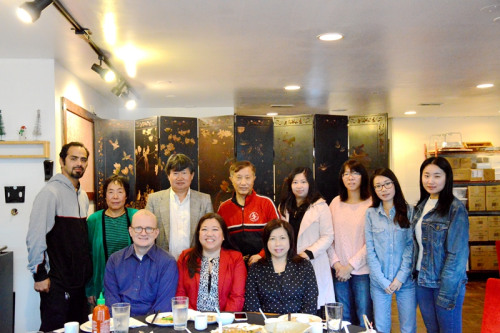 当天参加活动人员合照:萧爱萍律师一家及其支持者,及芝加哥华文媒体的记者们。(美国《神州时报》) 当天参加活动人员合照:萧爱萍律师一家及其支持者,及芝加哥华文媒体的记者们。(美国《神州时报》)