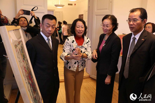 桂从友大使和夫人宋景丽女士参观丝绸展览。吕程 摄