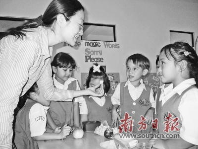 孔菁华在印尼用游戏的方式教印尼小朋友学中文。