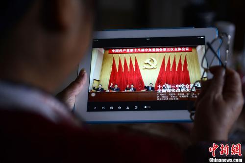 资料图：一位网友用平板电脑浏览有关中国共产党十八届三中全会的报道。<a target='_blank' href='http://www.chinanews.com/'>中新社</a>发 张浪 摄
