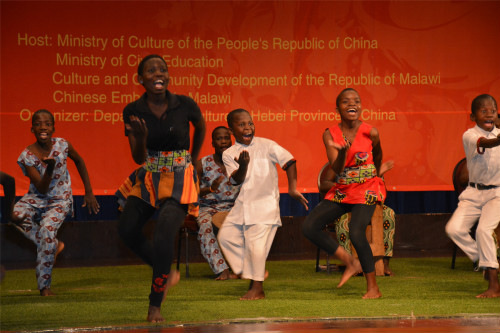 马拉维儿童带来舞蹈表演。