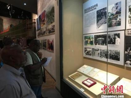 图为拉美和加勒比国家记者在深圳博物馆参观改革开放成就展。　肖欣 摄