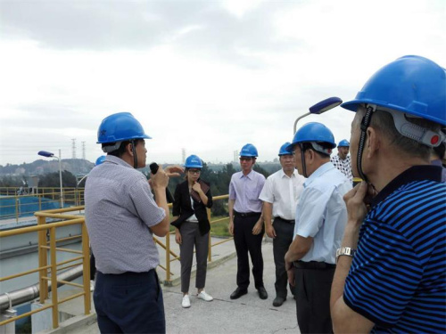 考察团听取公司环保设施建设与运营情况介绍 考察团听取公司环保设施建设与运营情况介绍