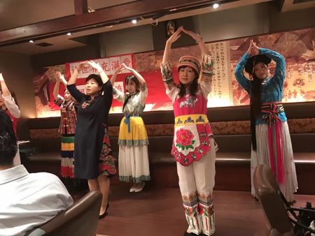 民族服装表演 民族服装表演