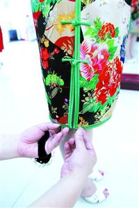 “老字号”龙凤旗袍从学校找到了新的传承人。均 蒋迪雯 摄 “老字号”龙凤旗袍从学校找到了新的传承人。均 蒋迪雯 摄