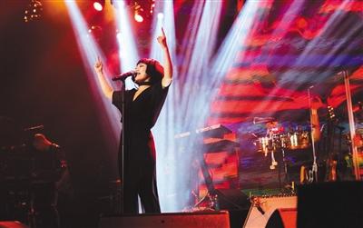 参加完好声音后,杨歌在一些演唱会上进行表演。 参加完好声音后,杨歌在一些演唱会上进行表演。