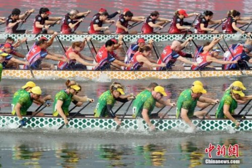 10月19日,国际龙舟联合会第十三届世界龙舟锦标赛在昆明滇池水域激战正酣,来自24个国家和地区代表队的2500余名龙舟高手进行激烈角逐。 <a target='_blank' href='http://www.chinanews.com/'>中新社</a>记者 李进红 摄 10月19日,国际龙舟联合会第十三届世界龙舟锦标赛在昆明滇池水域激战正酣,来自24个国家和地区代表队的2500余名龙舟高手进行激烈角逐。 <a target='_blank' href='http://www.chinanews.com/'>中新社</a>记者 李进红 摄