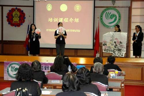 孔院教师介绍培训课程。 孔院教师介绍培训课程。