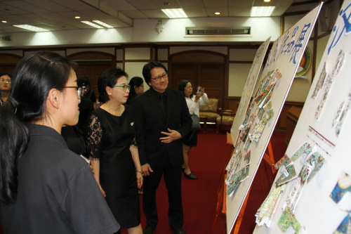 曼松德大学副校长威龙观看学员作品展。 曼松德大学副校长威龙观看学员作品展。
