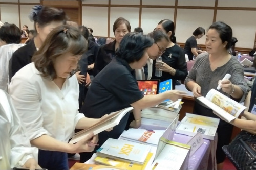 参训学员被书展吸引。 参训学员被书展吸引。