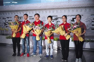 　昨日(20日)，获第12届世界数独锦标赛团体冠军的中国数独队，回国后在北京首都机场集体合影。新京报记者 王飞 摄