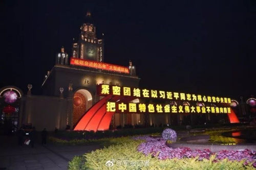 10月19日晚，出席党的十九大的解放军和武警部队代表来到北京展览馆，参观“砥砺奋进的五年”成就展　解放军报记者 冯凯旋 摄