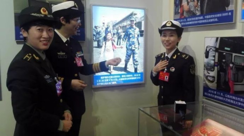 展览现场 右一为郭燕 解放军报记者 冯凯旋 摄 展览现场 右一为郭燕 解放军报记者 冯凯旋 摄