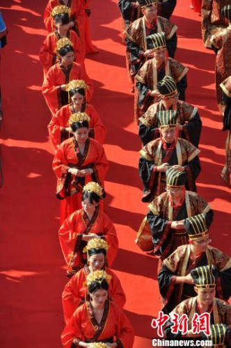 图为22对新人身着汉式服装在家人、老师和学弟学妹的见证下，举行了一场庄重的汉式集体婚礼。　张斌 摄
