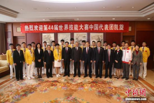 10月21日,第44届世界技能大赛中国代表团载誉回国。 <a target='_blank' href='http://www.chinanews.com/'>中新社</a>记者 韩海丹 摄 10月21日,第44届世界技能大赛中国代表团载誉回国。 <a target='_blank' href='http://www.chinanews.com/'>中新社</a>记者 韩海丹 摄