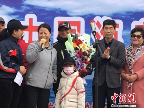 22日10时,航海探险者杨建新驾驶“唐山号”龙骨帆船从渤海湾的唐山港祥云湾码头启航,开始了预计为期45天的环中国海航行。 白云水 摄 22日10时,航海探险者杨建新驾驶“唐山号”龙骨帆船从渤海湾的唐山港祥云湾码头启航,开始了预计为期45天的环中国海航行。 白云水 摄