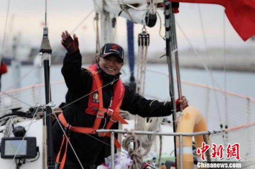 22日10时，航海探险者杨建新驾驶“唐山号”龙骨帆船从渤海湾的唐山港祥云湾码头启航，开始了预计为期45天的环中国海航行。　白云水 摄