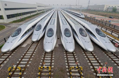 中国高铁的这五年迎来诸多世界第一。中国高铁以先进的技术、完善的设备及全球互利共赢的理念被世界所认可，代表着今天的中国产业从“制造”到“创造”的升级。
