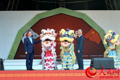 中国驻韩国大使邱国洪(右)与首尔市长朴元淳一同执笔为醒狮点睛。中国驻韩国大使邱国洪(右)与首尔市长朴元淳一同执笔为醒狮点睛。