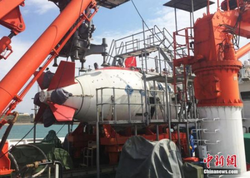 资料图:“向阳红09”号船上的“蛟龙”号载人潜水器。 <a target='_blank' href='http://www.chinanews.com/'>中新社</a>记者 阮煜琳 摄 资料图:“向阳红09”号船上的“蛟龙”号载人潜水器。 <a target='_blank' href='http://www.chinanews.com/'>中新社</a>记者 阮煜琳 摄
